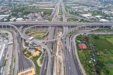 Araç taşımacılığıyla kesişen trafik kavşağının hava günü görüntüsü