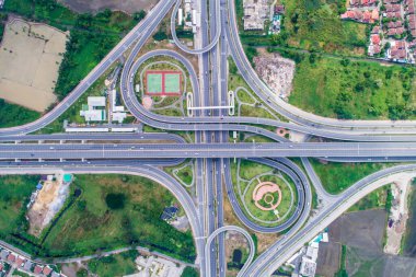 Otoyol kavşağında arabalı hava manzaralı bir yol var.
