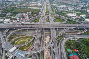 Araç taşımacılığıyla kesişen trafik kavşağının hava günü görüntüsü