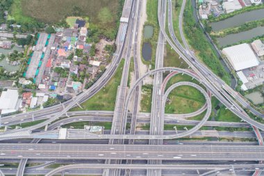 Araç taşımacılığıyla kesişen trafik kavşağının hava günü görüntüsü