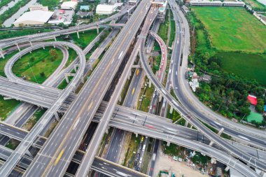 Şehirdeki kavşak hava görüntüsü, endüstriyel taşımacılık
