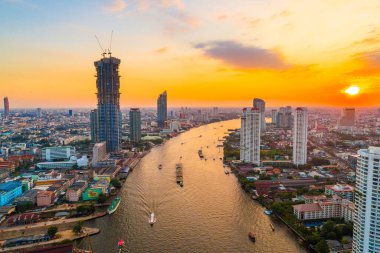 Panorama Günbatımı Tayland 'da nehir kenarı manzaralı Bangkok şehir manzarası