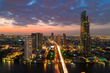 Panorama Günbatımı Tayland 'da nehir kenarı manzaralı Bangkok şehir manzarası