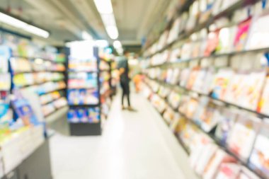 Kitapçıdaki kitaplığın bulanık arkaplanı