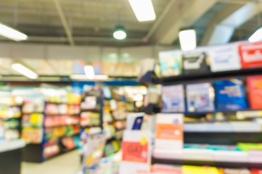 Kitapçıdaki kitaplığın bulanık arkaplanı