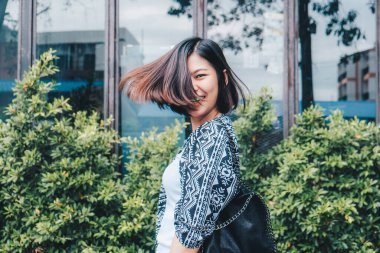 Yeşil bitki arka planında dinlenen Asyalı güzel genç kadınlar, doğadaki kadınlar.