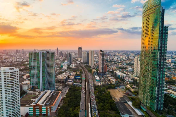 バンコクの街並カラフルな夕日のビジネス街と川の橋タイ — ストック写真