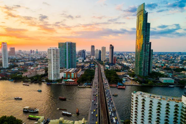 Panorama Zonsondergang Kleurrijke Hemel Uitzicht Bangkok Stadsgezicht Met Uitzicht Rivier — Stockfoto