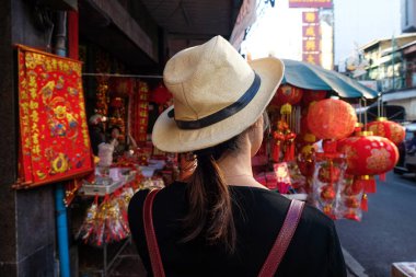 Asyalı turist kadınlar alışveriş için Yaowarat Çin yolunda seyahat ediyorlar, Bangkok Tayland