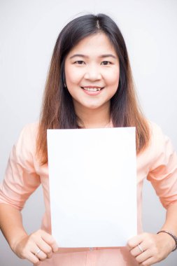 Güzel kadınlar beyaz arka plandaki reklamlar için beyaz kağıt tutuyorlar.