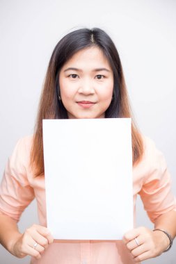 Güzel kadınlar beyaz arka plandaki reklamlar için beyaz kağıt tutuyorlar.