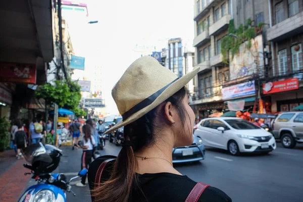 Азиатские Туристки Путешествуют Yaowarat Китайская Дорога Покупок Бангкок Таиланд — стоковое фото