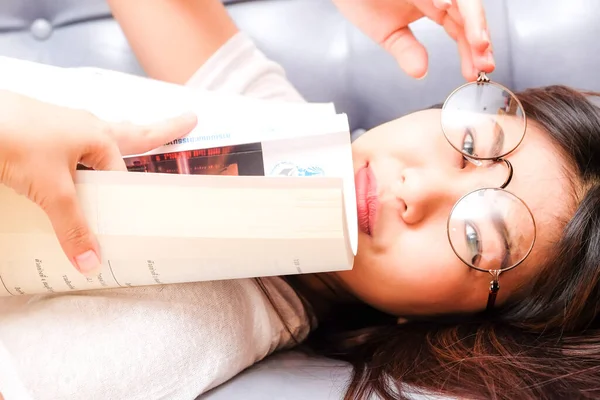 Красиві Молоді Окуляри Жінки Читають Книгу Дивані Затишній Кімнаті Концепція — стокове фото