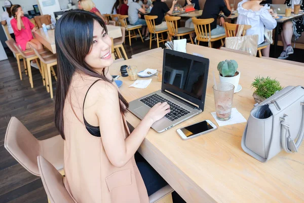 Donne Affari Sedute Una Moderna Caffetteria Con Laptop Tazza Caffè — Foto Stock