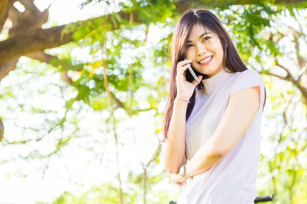 公園で携帯電話で話す美しい女性 屋外コミュニケーション — ストック写真