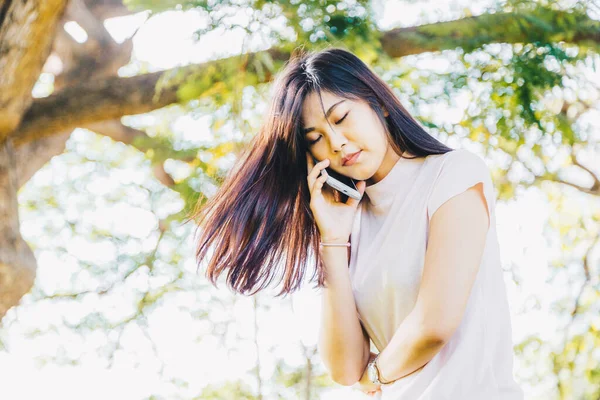 Mulheres Bonitas Falando Celular Parque Comunicação Livre — Fotografia de Stock