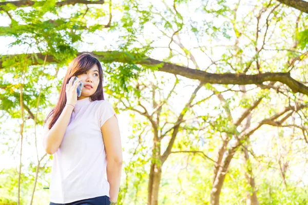 Beautiful Women Talking Cellphone Park Outdoor Comunication — Stock Photo, Image