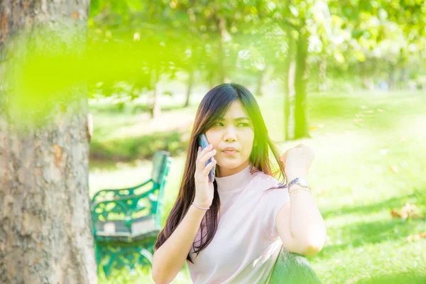 公園で携帯電話で話す美しい女性 屋外コミュニケーション — ストック写真