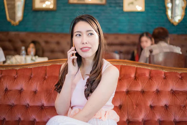 Pretty Business Women Talking Cellphone Sitting Vintage Sofa Coffee Shop — Stock Photo, Image