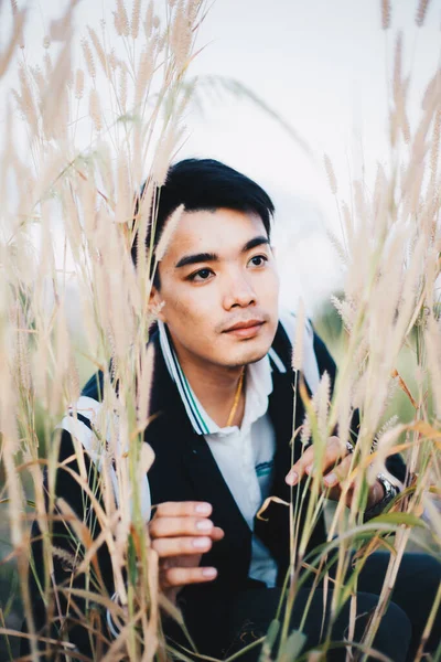 Porträtt Ung Asiatisk Stilig Man Äng Med Torr Blomma — Stockfoto