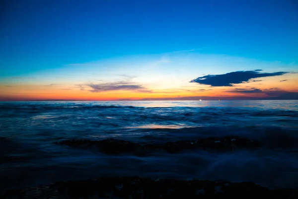 Puesta Sol Sobre Playa Del Mar Andamán Con Olas Mar — Foto de Stock