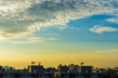 Silüet gün batımı binası Bulutlu renkli gökyüzü, Şehir manzarası arka planı