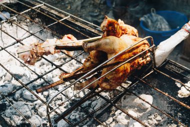 Tayland restoranında ızgara tavuk yemeği.
