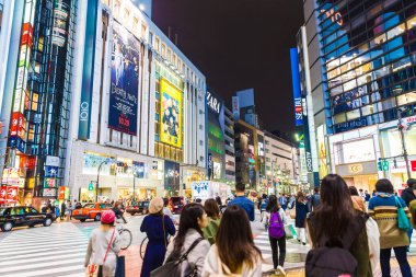 TOKYO, JAPONYA - 22 Ekim 2016: Shibuya, Tokyo 'da kimliği belirlenemeyen kişiler. Shibuya gençlerin moda merkezlerinden biri ve büyük bir gece kulübü.