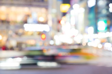 Bulanık gece trafiği ve Shibuya Tokyo 'da yürüyen insanlar, Japonya