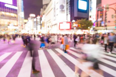 Bulanık gece trafiği ve Shibuya Tokyo 'da yürüyen insanlar, Japonya