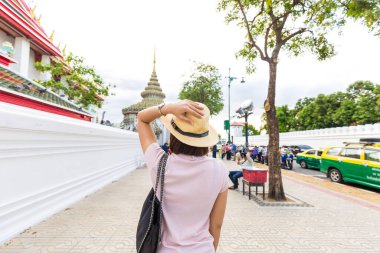Güneşe sahip Asyalı turist kadınlar Wat Pho Tapınağı, Bangkok Tayland 'da şapka koruyorlar.