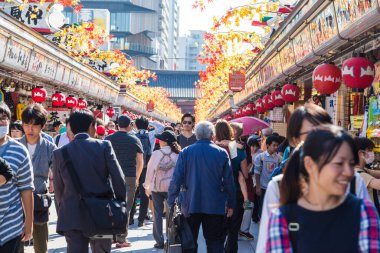 Toyko, Japonya - 20 OCT 2016: Turistler 20 Ekim 2016 'da Sensoji Tapınağı' nda Nakamise Dori üzerinde yürüyorlar. Japonya 'daki Sensoji Tapınağı.