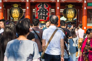 Toyko, Japonya - 20 OCT 2016: Turistler 20 Ekim 2016 'da Sensoji Tapınağı' nda Nakamise Dori üzerinde yürüyorlar. Japonya 'daki Sensoji Tapınağı.
