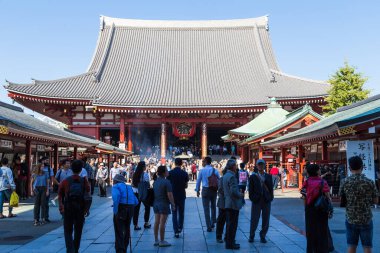 Toyko, Japonya - 20 OCT 2016: Turistler 20 Ekim 2016 'da Sensoji Tapınağı' nda Nakamise Dori üzerinde yürüyorlar. Japonya 'daki Sensoji Tapınağı.