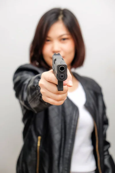 Svart Skjorta Kvinnor Siktar Pistol Till Publiken Vit Bakgrund Försvar — Stockfoto