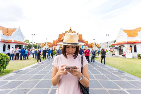 Mulheres Turísticas Viajam Templo Mármore Budista Bangkok Tailândia — Fotografia de Stock