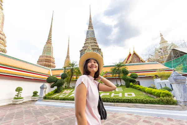 Donne Asiatiche Turistiche Con Sole Proteggono Cappello Viaggiano Nel Tempio — Foto Stock