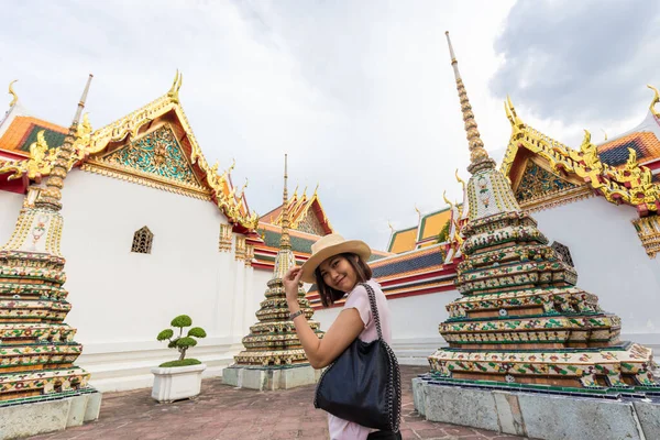Азиатские Туристки Солнцем Защищают Шляпу Путешествия Храме Ват Пхо Бангкок — стоковое фото