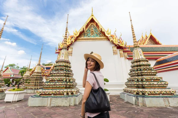 タイ王国バンコクのワット ポー寺院で帽子旅行を保護する太陽を持つアジアの観光女性 — ストック写真