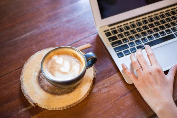 Gorąca Kawa Sztuka Latte Ręki Kobiet Biznesu Używać Laptopa Drewnianym — Zdjęcie stockowe