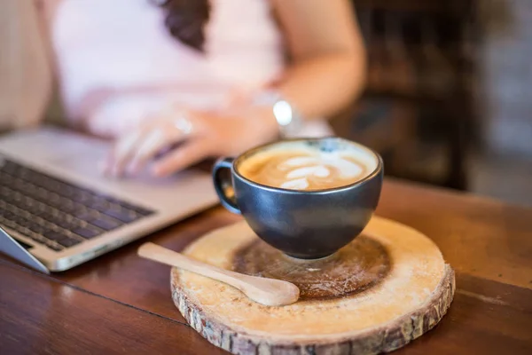 Hot Latte Art Coffee Hand Business Women Use Laptop Wooden — Stock Photo, Image