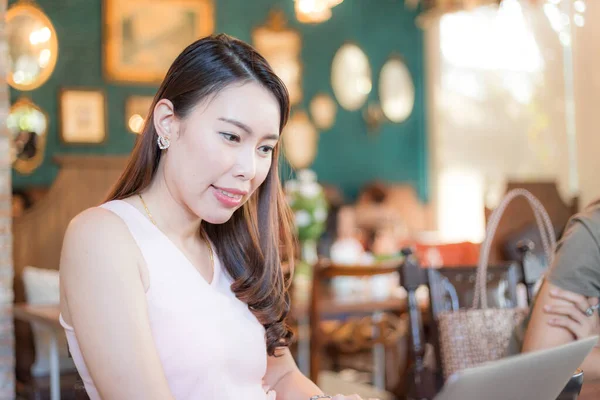 Asiático Negocios Mujeres Sentado Arte Café Uso Ordenador Portátil Para — Foto de Stock