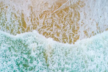 Deniz sahili turkuaz su arka planında hava manzaralı büyük dalga Phuket Tayland