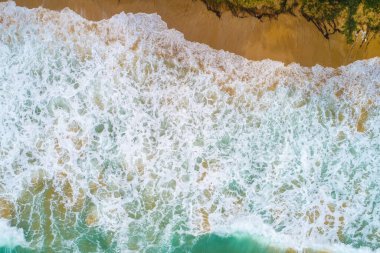 Deniz sahili turkuaz su arka planında hava manzaralı büyük dalga Phuket Tayland