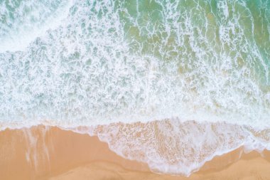 Deniz sahili turkuaz su arka planında hava manzaralı büyük dalga Phuket Tayland
