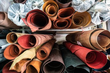 Hakiki çiğ sebze konserve deri el işçiliği dükkanında el yapımı bir rafta satılıyor.