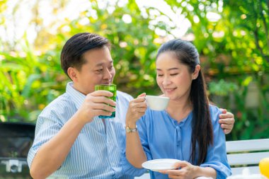 Green Park 'ta birkaç orta buluşma, orta çift randevusu.