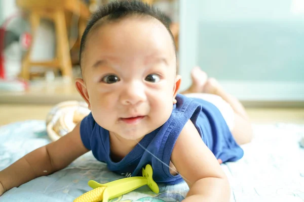 Menino Infantil Rastejando Cobertor Brincar Brinquedo Dentes Borracha Criança Saudável — Fotografia de Stock