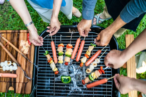 Churrasco Festa Grelhada Parque Por Homem Mão Jardim Verde — Fotografia de Stock