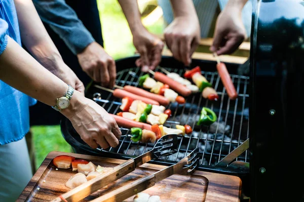 Churrasco Festa Grelhada Parque Por Homem Mão Jardim Verde — Fotografia de Stock